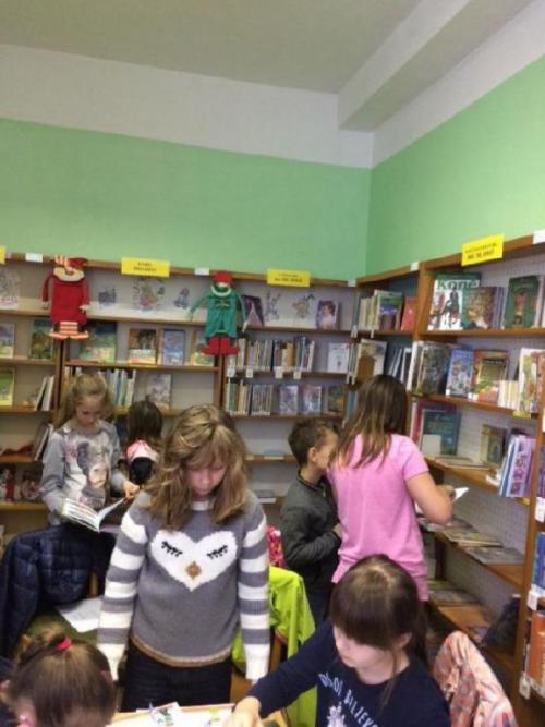 Beseda s dětmi v místní knihovně