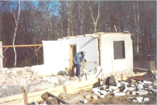 Výstavba myslivecké chaty - demolice stávající stavby