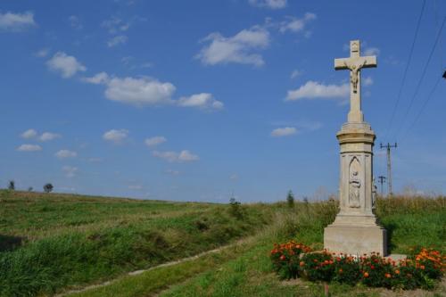 Kamenný kříž na&nbsp;okraji obce